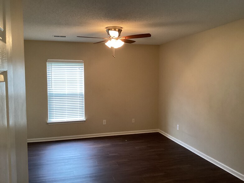 Building Photo - 237 Maypop Dr