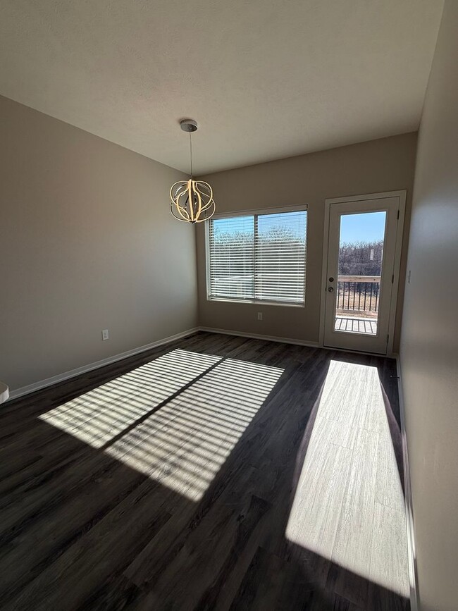 Building Photo - Walkout ranch townhome with 2 stall garage. Spacious 2 bedrooms with walk in closets, 2.5 bathroo...