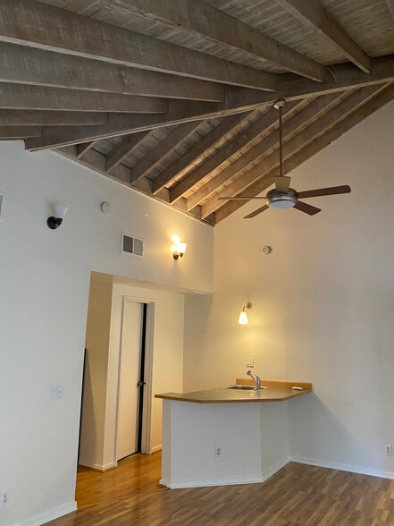 Countertop area w/sink - 23531 Avenida La Caza