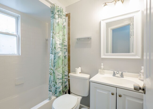 Building Photo - Charming 2 BR/1 BA Apartment in Deanwood –...