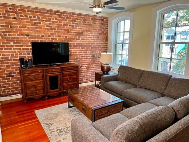 Building Photo - 4 bedroom 2 bath home