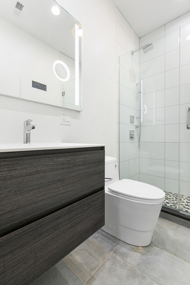 Building Photo - 7729 N Eastlake Terrace