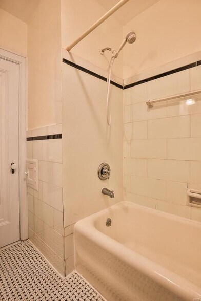 Bathroom - 3933 Fillmore St