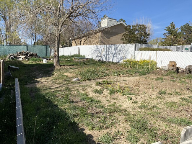 Building Photo - 1137 E Webster Dr