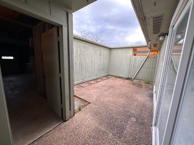 Building Photo - 424 Longmeadow Dr