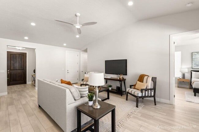 Building Photo - Gorgeous 3 Bedroom home!