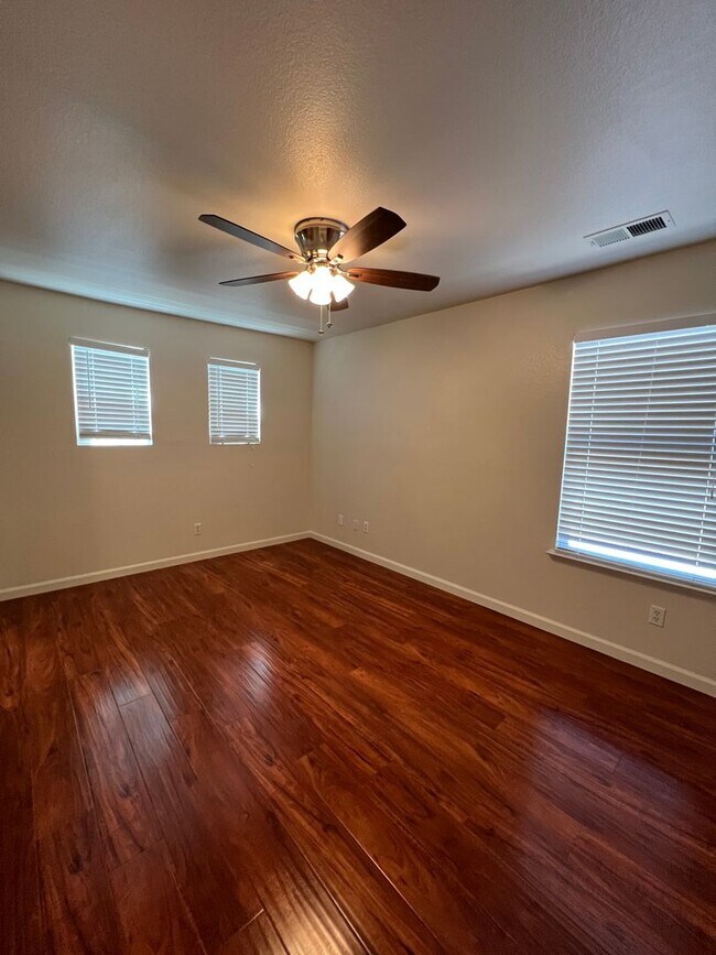 Building Photo - Spacious 4 bedroom 2.5 Bathroom Gold River...
