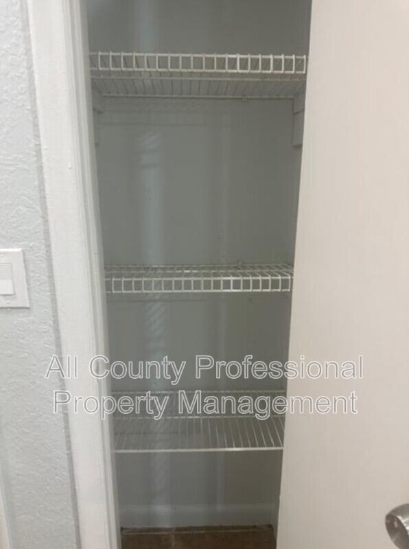 Building Photo - 332 SW 2nd Pl