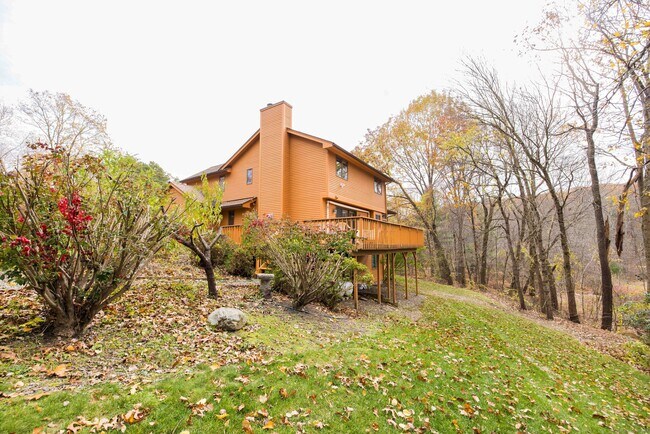 Building Photo - 18 Clifford Ave