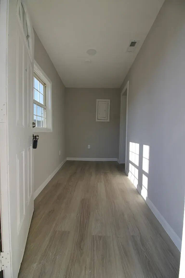 Building Photo - 102 Dale Ave