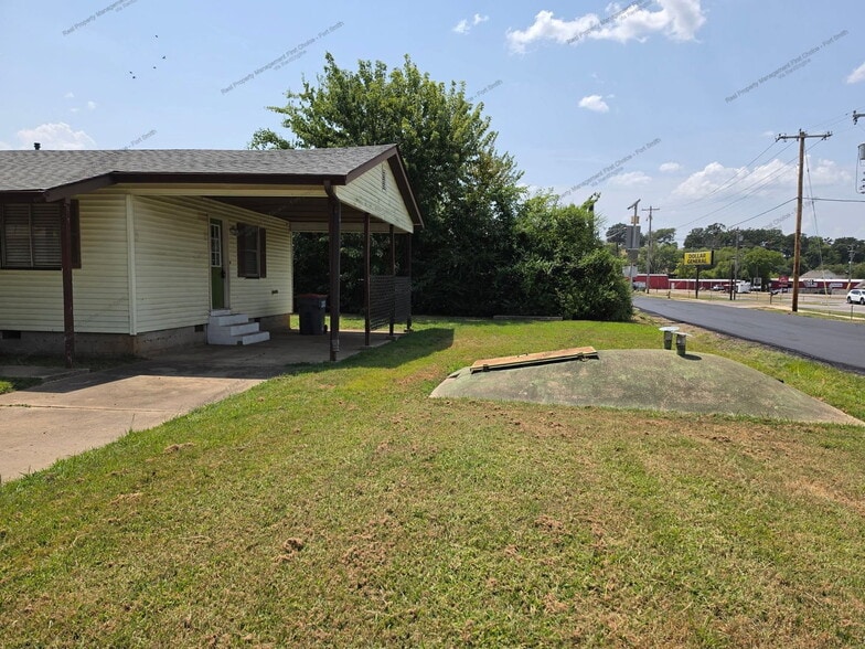 Building Photo - 825 Harrell St