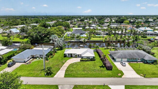 Building Photo - 416 SE Naranja Ave
