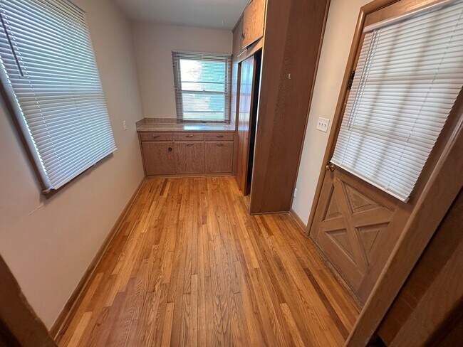 Building Photo - Louisville Farmhouse With Walkout basement