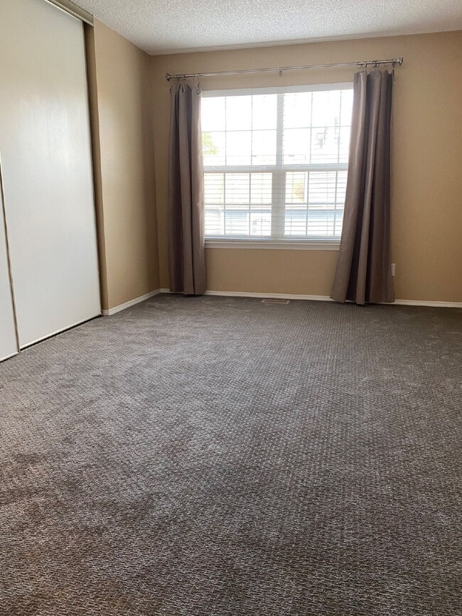 Building Photo - Beautifully updated townhome near Cherry C...