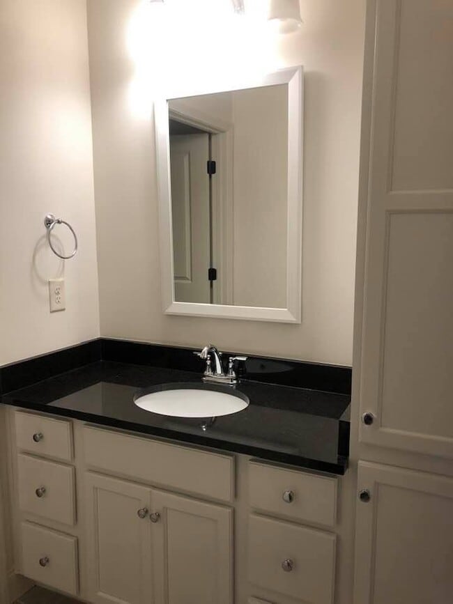 Building Photo - 4020 Lenox Rd