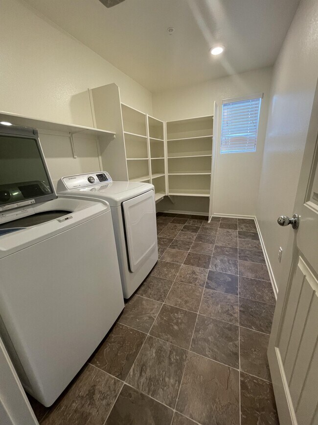 Building Photo - 30433 Village Knoll Dr