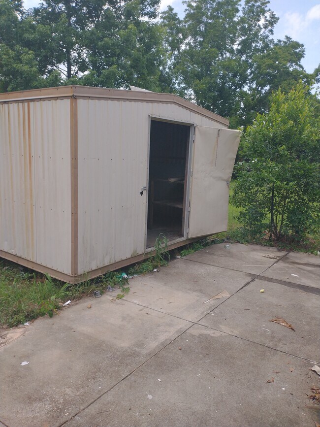 Building Photo - 108 First Family Dr