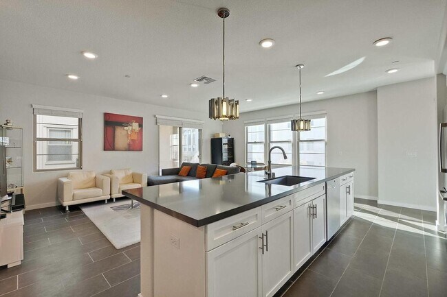 Building Photo - Spacious 4 bedrooms 4.5 bath town home for...