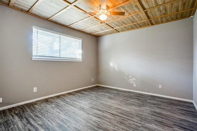 Building Photo - 607 Thrush Ave