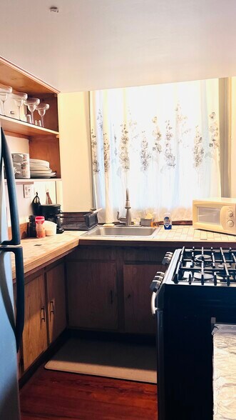 Kitchen - 1808 Esplanade Ave