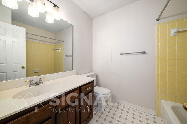 Building Photo - 2817 Altadena S Way