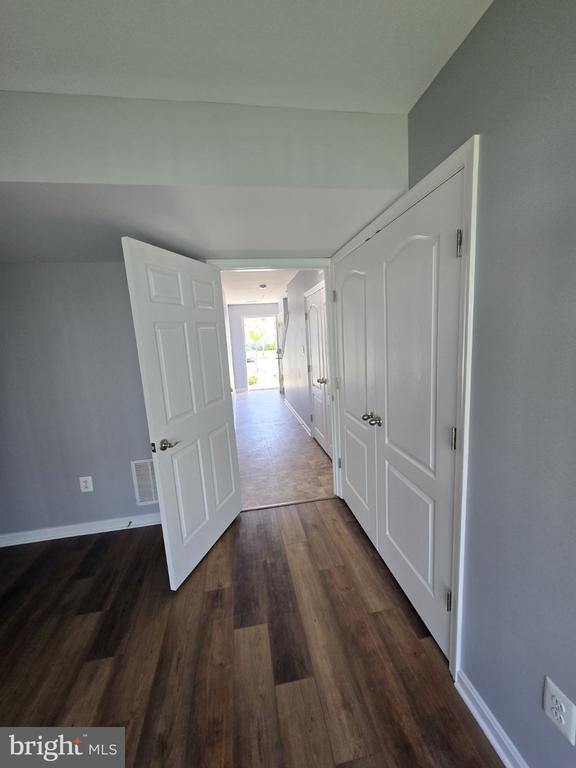 Building Photo - 7720 Village Park Dr