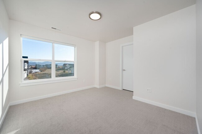 Building Photo - 5575 Westmorland Dr