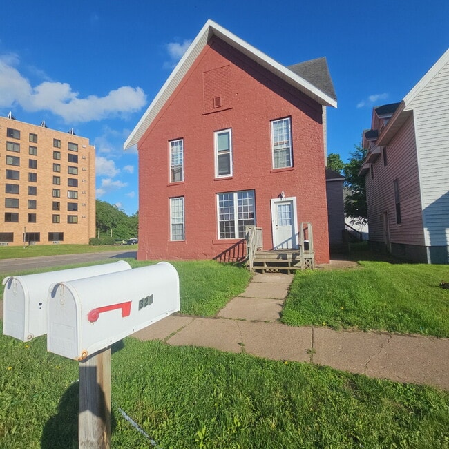 Building Photo - 2 bedroom in proximity to UWEC and downtown available June 1st