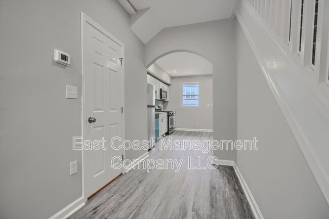 Building Photo - 2622 Llewelyn Ave