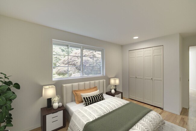 Building Photo - 4Bd/2.5Ba Clyde Hill Home