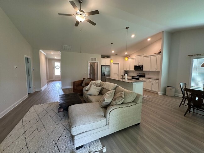 Building Photo - Charming Ranch Home w/Flex Space