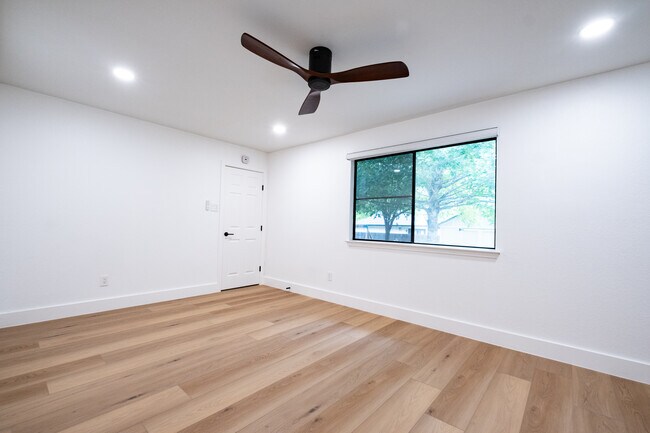 Building Photo - 1011 Bodgers Dr