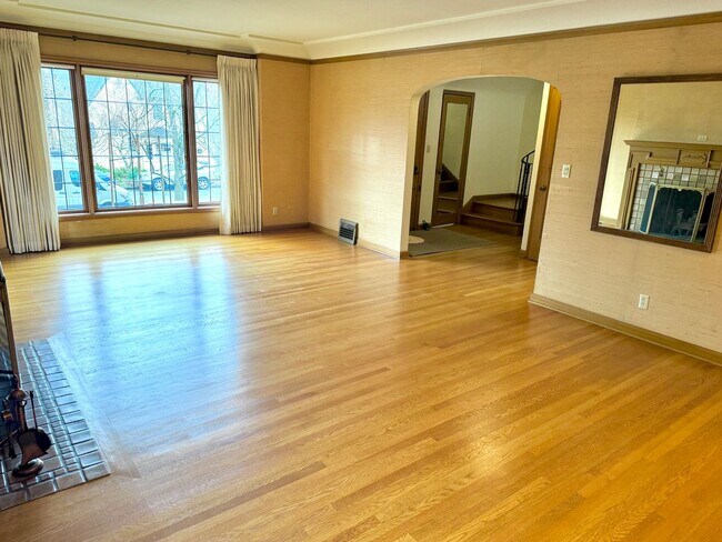 Building Photo - Alameda Neighborhood Pristine Tudor Home, Downtown Views, All The Amenities - A Must See!