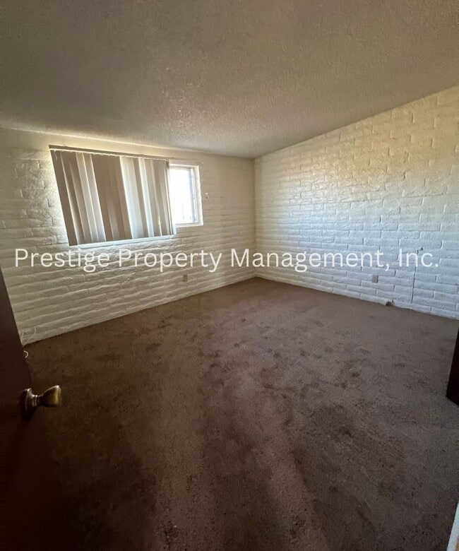 Building Photo - 4bd/2ba Southeast home with HUGE Backyard