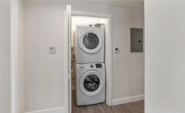 Building Photo - 5432 Hermitage Ave