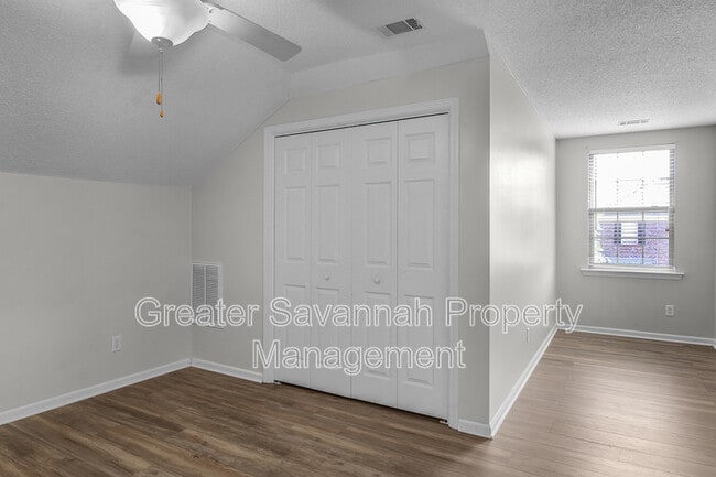 Building Photo - 201 Foxbury Square