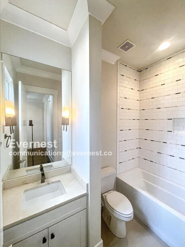 Building Photo - Spacious Town Home with Fenced Yard and Ample Parking