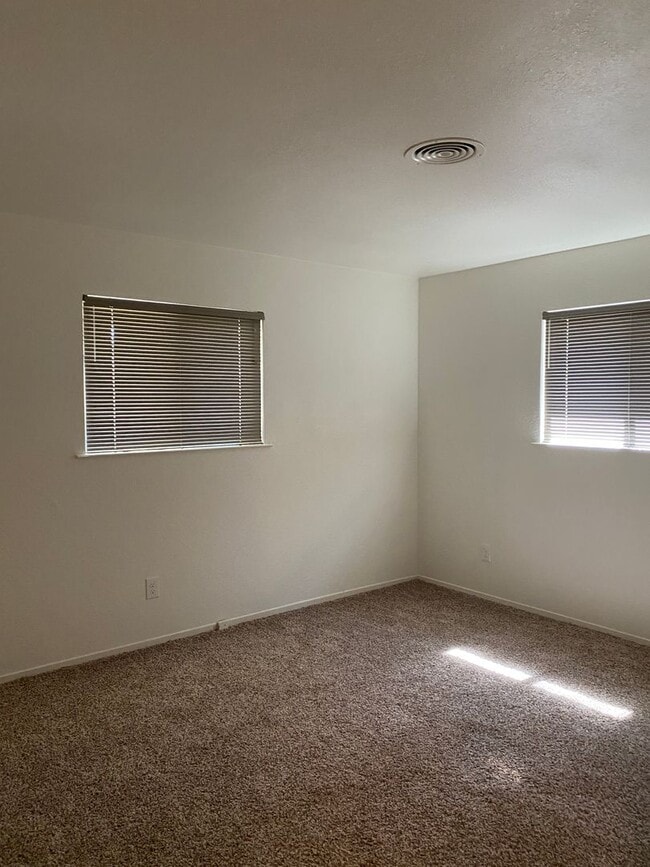 Building Photo - 2 Bedroom, 1 Bath with Garage near Hospital.