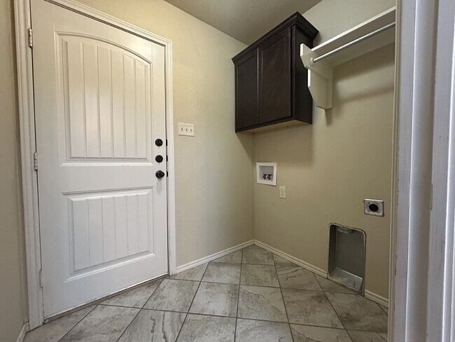 Building Photo - Duplex Located Just Off S. Loop Convenient...
