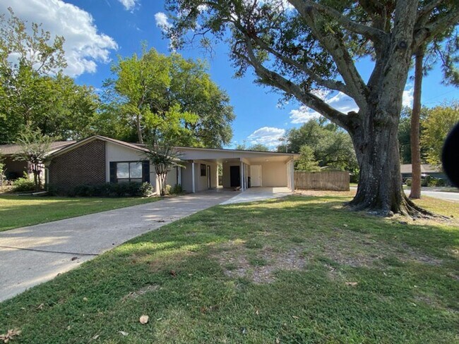 Building Photo - Spacious 2 Bedroom 1.5 Bath Rental on a Corner Lot! Tour Today!