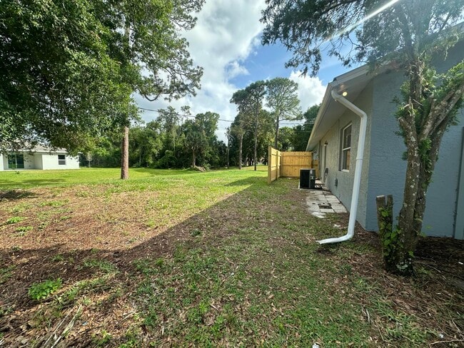 Building Photo - 5106 Sanibel Ave