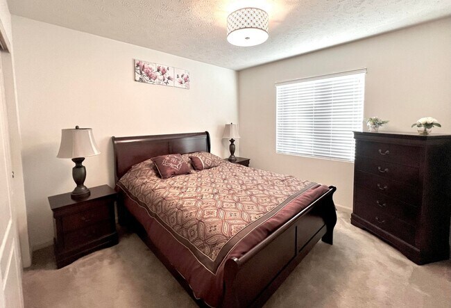 Building Photo - SW Home with great floorplan and private backyard one block from the Lake