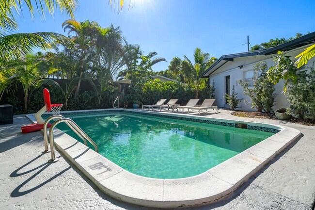 Building Photo - 714 NE 17th Ct