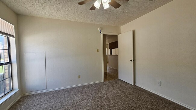 Building Photo - 544 E Windsor Dr