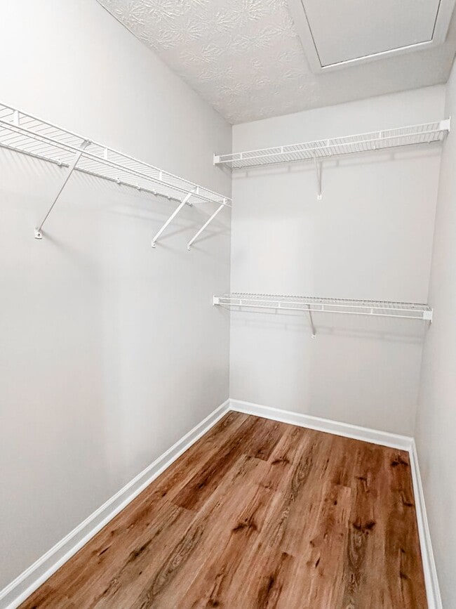 Building Photo - Great Gainesville location - 2/2 with Garage!