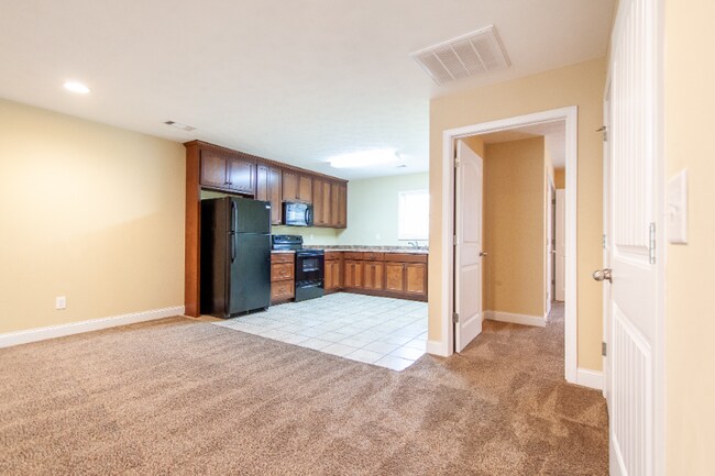 Building Photo - 6 Cal Rd