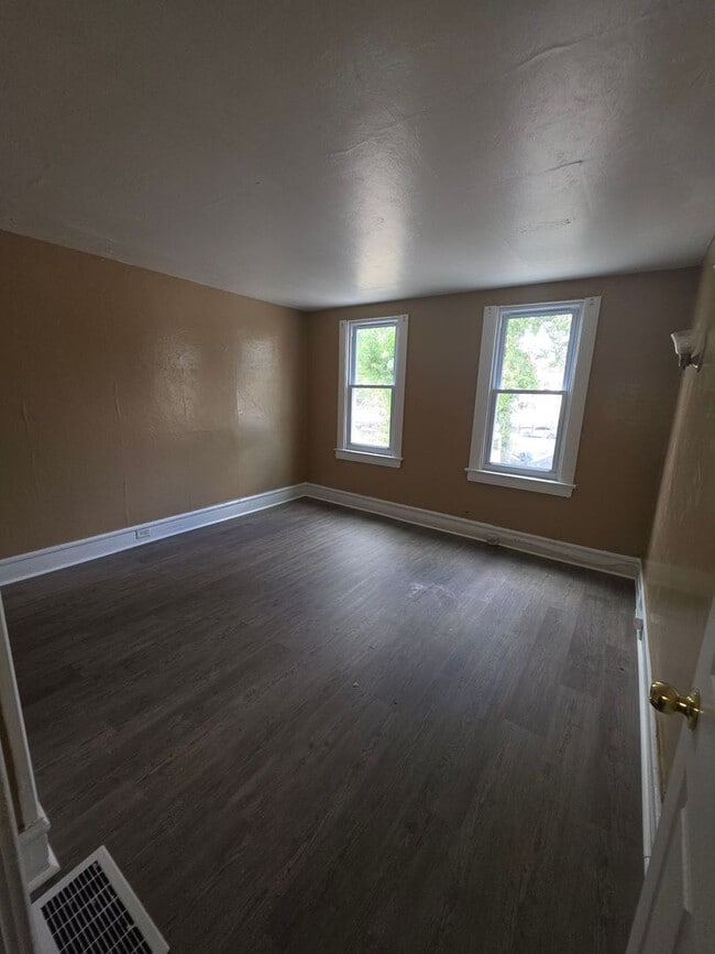 Building Photo - 933 S Greenlawn Ave