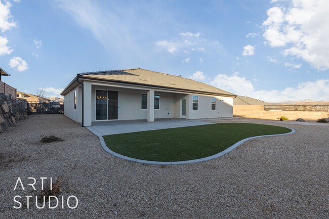 Building Photo - 4-Bedroom, 3-Bathroom Home in Fire Rock De...