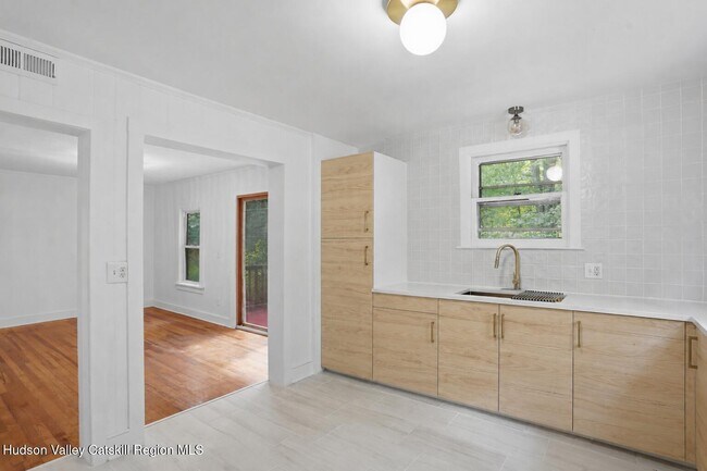 Building Photo - 872 NY-212