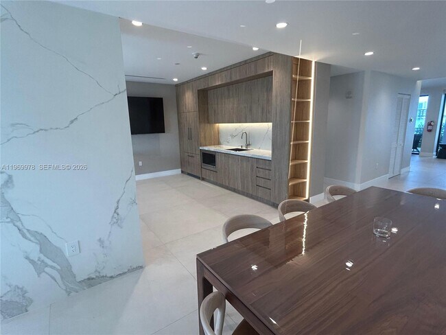 Building Photo - 801 N Venetian Dr